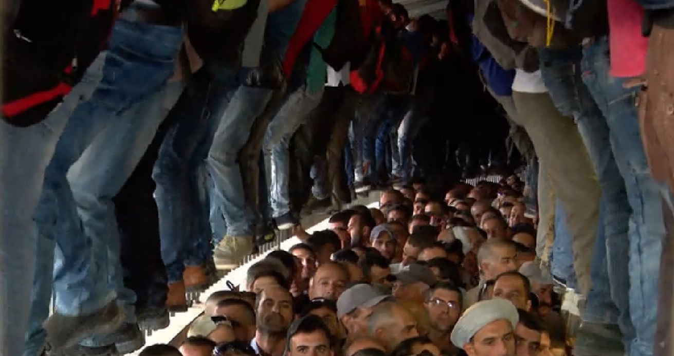 Screen capture from video of the conditions inside Checkpoint 300, near Bethlehem, October 2018. (Hadashot news)